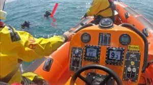 A tripulação do barco salva-vidas de Littlehampton localiza dois mergulhadores na água (RNLI)