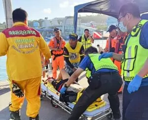 Serviços de emergência com um dos mergulhadores feridos pela hélice