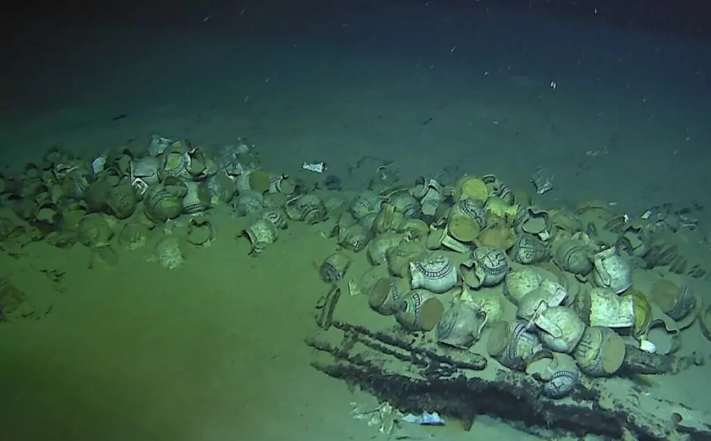 Bangkai kapal terdalam yang pernah ada di laut Prancis adalah milik pedagang tahun 1500-an 2 Piring kuning terletak di antara kendi bergaya Liguria (DRASSM)