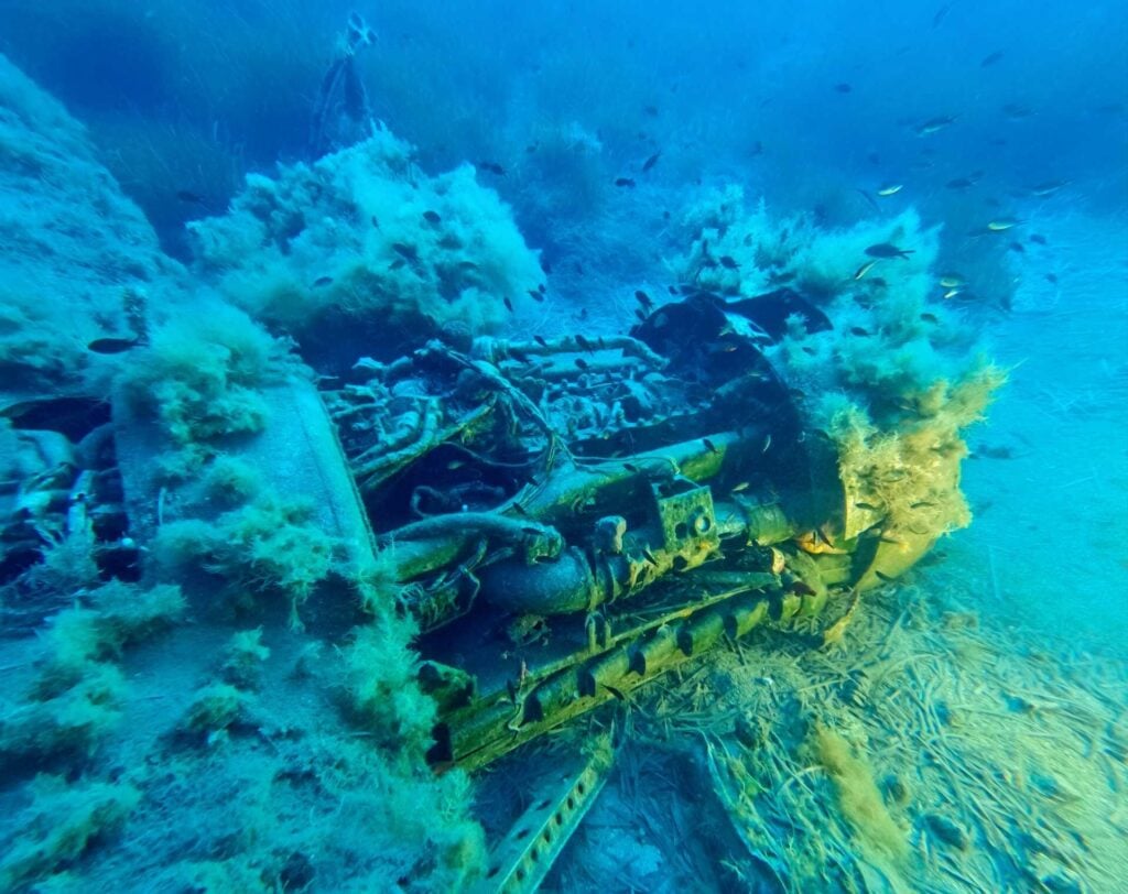 Side view of the engine that has lost its cowling