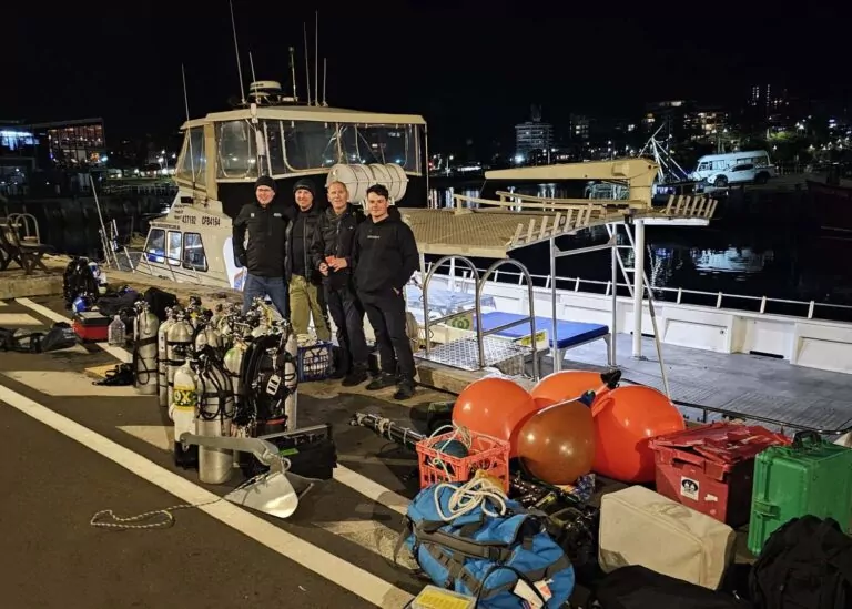 Salida temprana para los cuatro buceadores en el barco de alquiler Aquila (Proyecto Sydney)