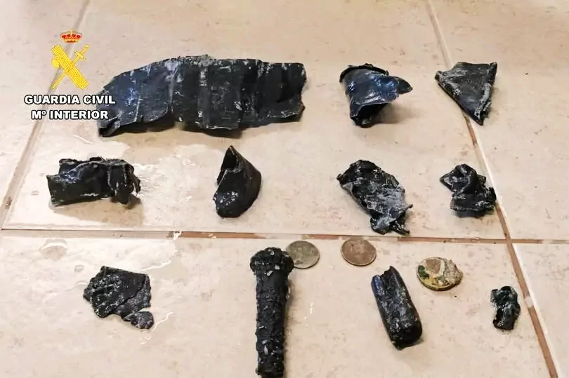 Duiker aangeklaagd voor plundering van 2,000 jaar oud scheepswrak 1 Munten en metalen voorwerpen die de duiker vermoedelijk uit het oude scheepswrak heeft meegenomen