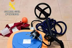 Os itens confiscados do mergulhador incluíam um detector de metais (Guardia Civil)