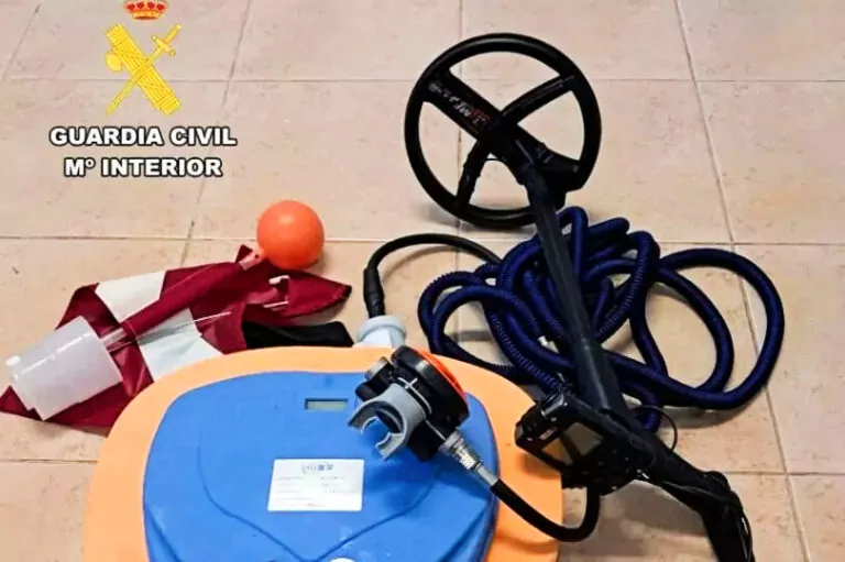 Tot de in beslag genomen spullen van de duiker behoorde een metaaldetector (Guardia Civil)