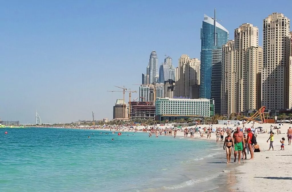 Muž zemřel, manželka a bratr zachráněni při cvičném ponoru 1 Pláž Jumeirah, kde se konal tréninkový ponor (Guilhem Vellut)