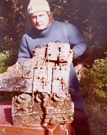 Telegraf s tragične brodolomne poti se vrača domov 3 Ronald Stopani s svojo najdbo telegrafa leta 1975 (SHMP)