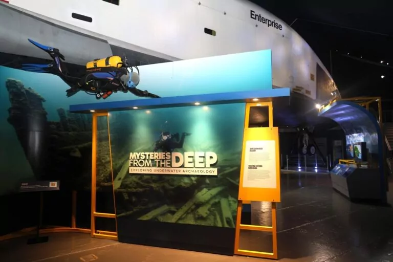 Mysteries Of The Deep ist bis Januar 2026 im New Yorker Intrepid Museum zu sehen