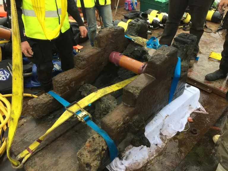 2015 年打撈上來的倫敦砲架現已展出（MSDS Marine / Cotswold Archaeology）