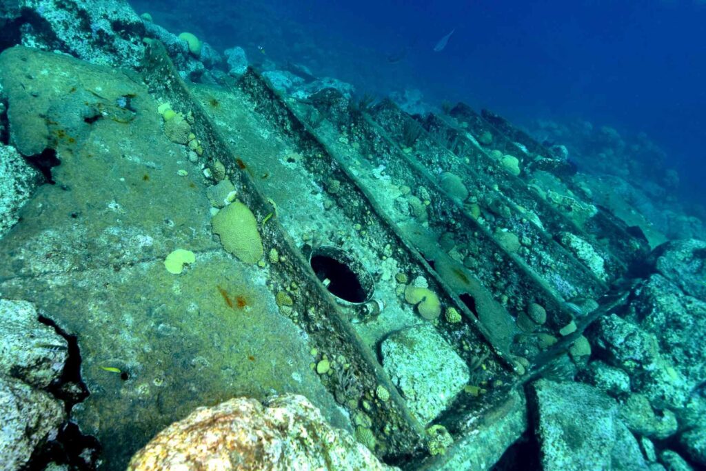 Bermuda (kolmnurga) laevavrakkides sukeldumine 18 Kristobali kolooni luud