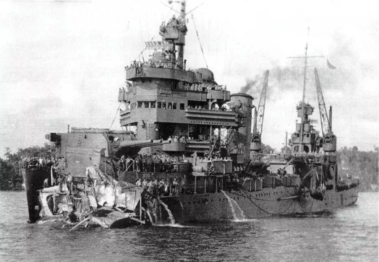 USS New Orleans w grudniu 1942 r., wkrótce po odniesieniu poważnych uszkodzeń w bitwie pod Tassafarongą (Marynarka Wojenna USA)