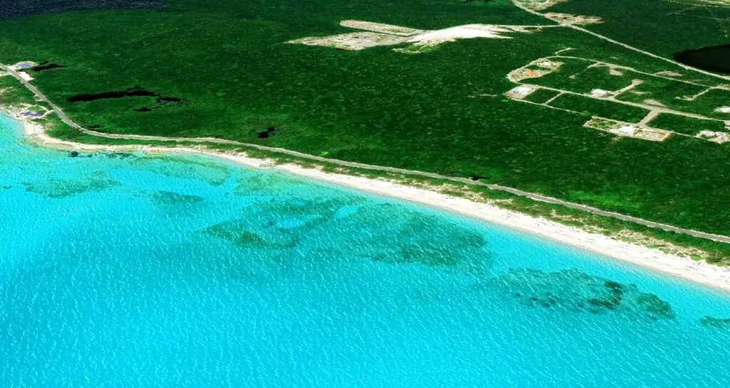 Bahamská polícia zatkla dvojicu po zrážke s motorovým člnom a úteku z miesta činu Pláž Tar Bay na Bahamách (Google Earth)