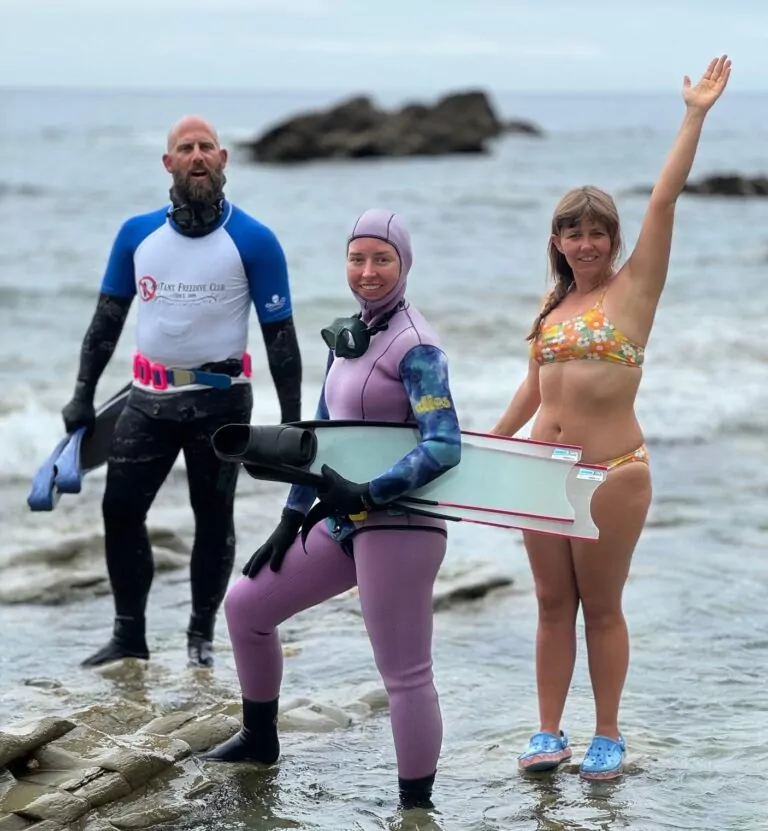 Účastníci každoročného festivalu freedivingu NoTanx v Cornwalle