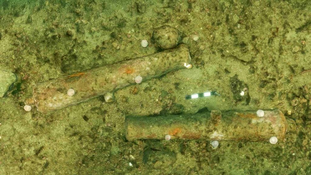 Photo-mosaic shows two cannon lying next to each other (Florian Huber, Submaris)