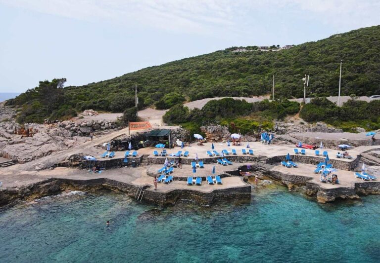 Diving takes place from Ploče Beach (Diving Centre Plaza Ploče)