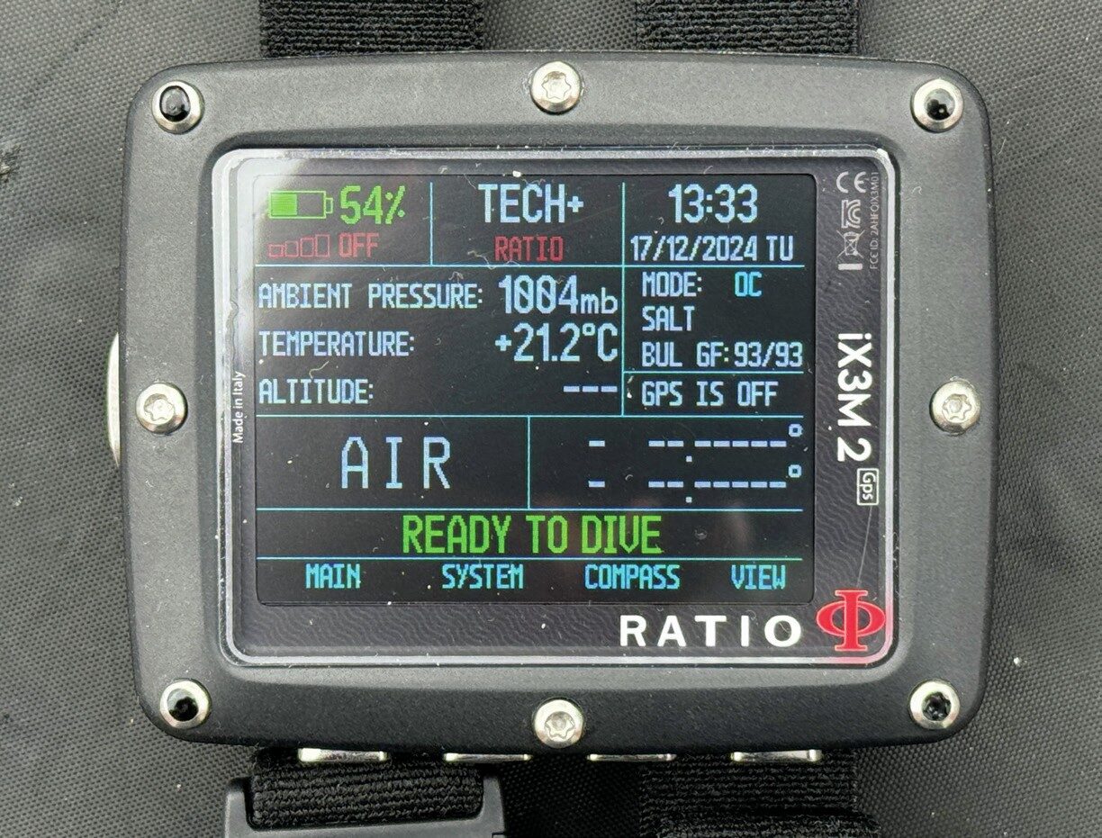 Ratio iX3M 2 GPS Tech+ Dive Computer Review: Multi-Gas Colour Dive Computer with GPS and Wireless Air Integration 1 Close-up of Ratio iX3M 2 GPS Tech+ dive computer on surface, screen active and ready for dive.