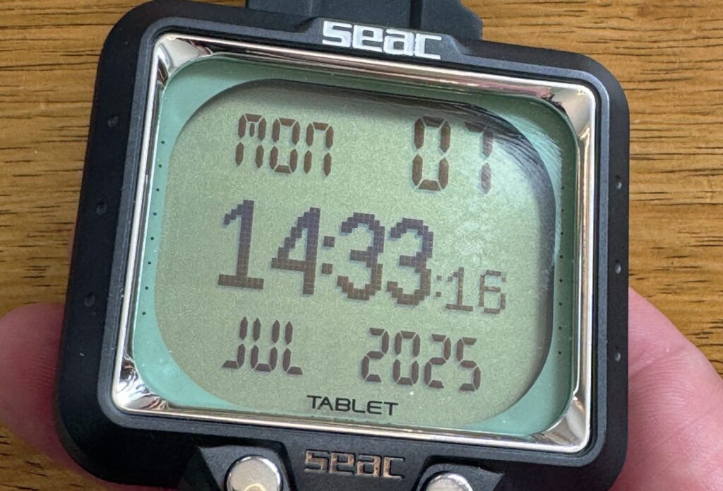Seac Tablet Dive Computer Review: Air-Integrated LCD Dive Computer with Nitrox Support 2 Seac Tablet dive computer screen close-up displaying dive data on clear backlit LCD display