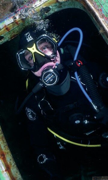 Mares Chroma Up Mask Review: Twin-Lens Comfort and Quick-Change Lens Innovation 1 Diver using Mares Chroma Up twin-lens mask underwater showing clear field of view and low-volume profile.