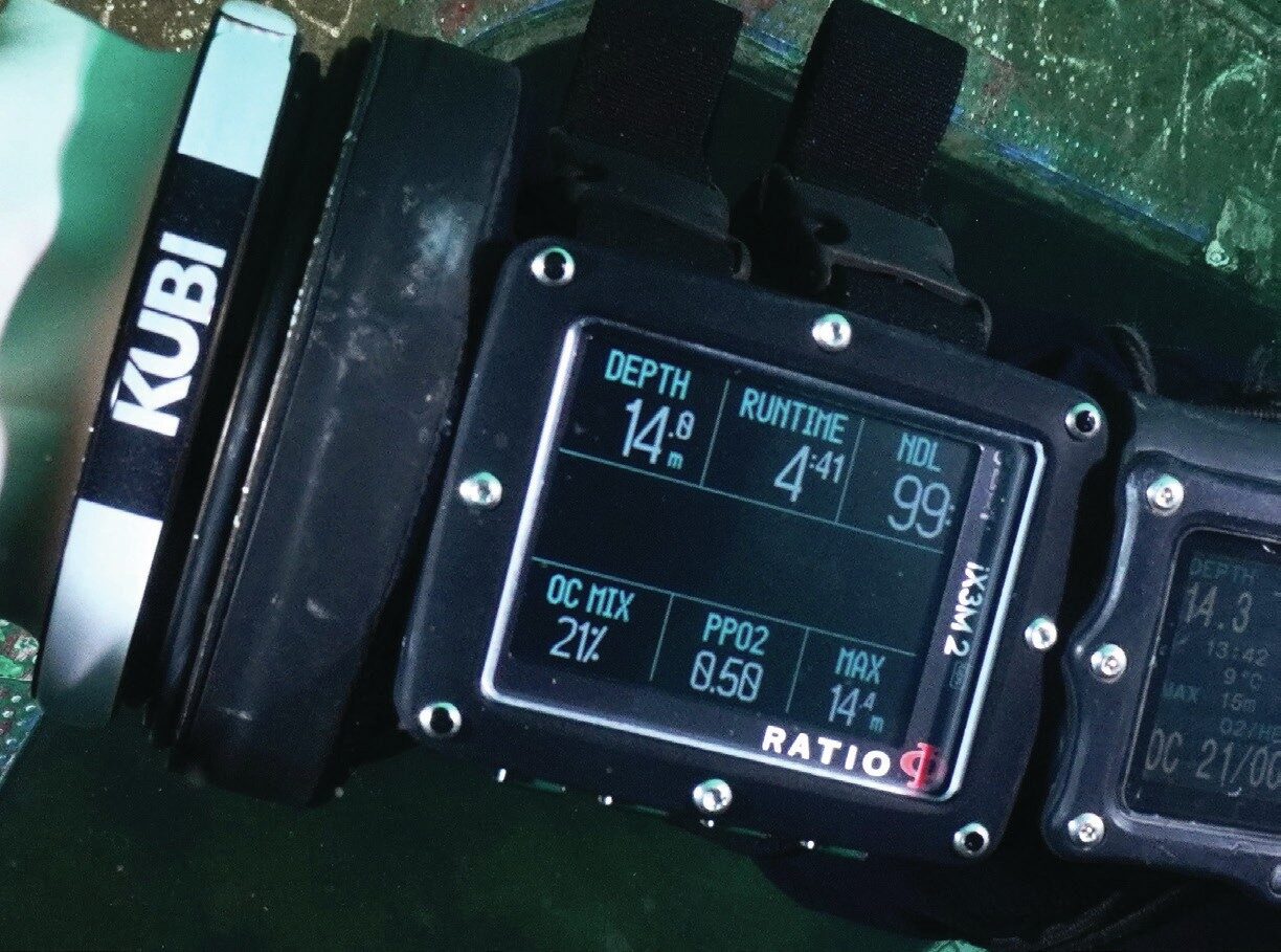 Ratio iX3M 2 GPS Tech+ Dive Computer Review: Multi-Gas Colour Dive Computer with GPS and Wireless Air Integration 5 Ratio iX3M 2 GPS Tech+ dive computer screen close-up showing Nitrox gas mix information underwater.