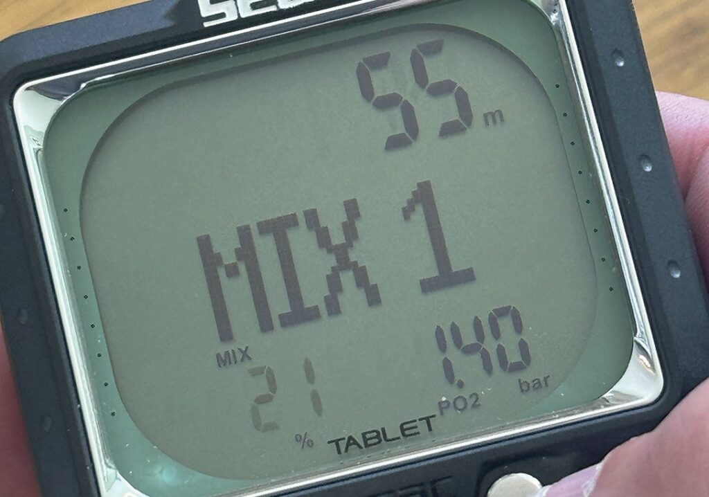 Seac Tablet Dive Computer Review: Air-Integrated LCD Dive Computer with Nitrox Support 4 Seac Tablet dive computer screen displaying Nitrox gas mix configuration and dive information.