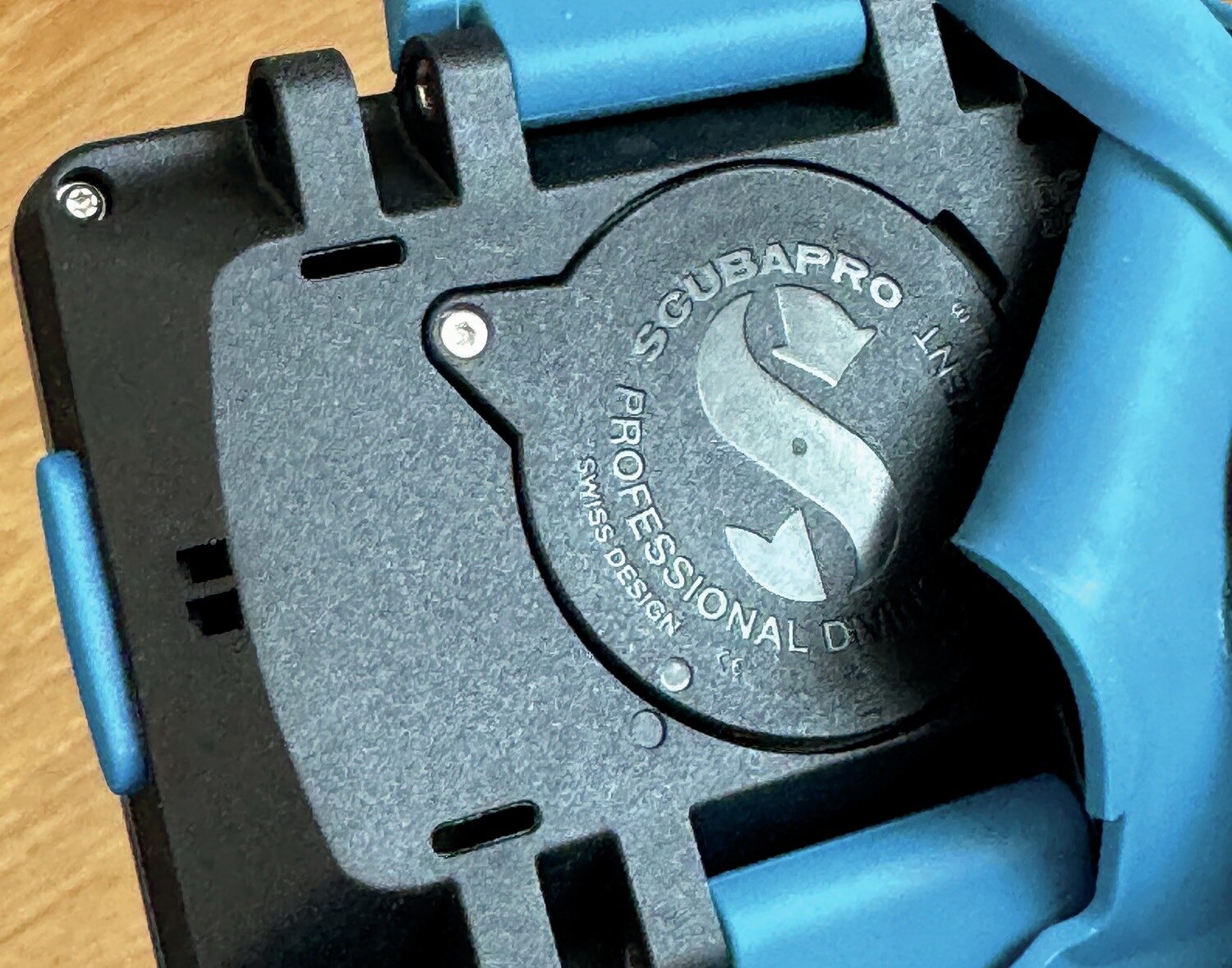 Scubapro Luna 2.0 AI dive computer battery slot close-up with CR2450 battery for easy replacement.