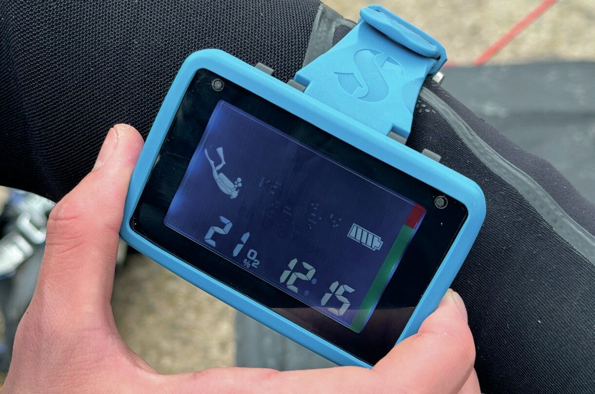 Scubapro Luna 2.0 AI dive computer screen close-up with bright matrix LCD interface.