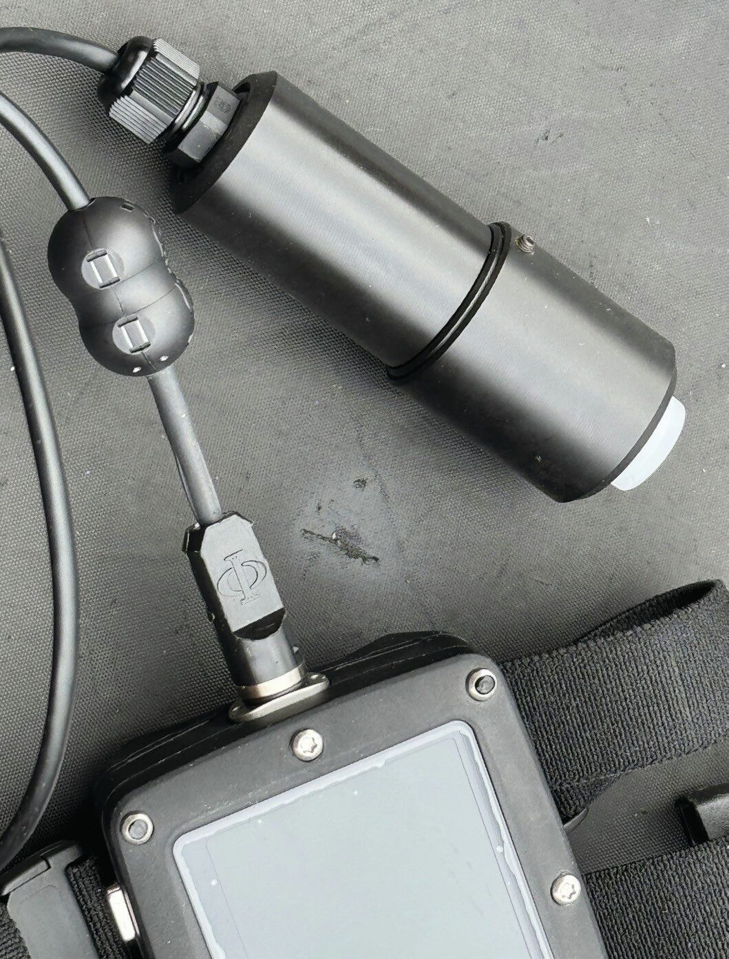 Ratio iX3M 2 GPS Tech+ Dive Computer Review: Multi-Gas Colour Dive Computer with GPS and Wireless Air Integration 6 Ratio iX3M 2 GPS Tech+ dive computer charging via secure twist USB connector.