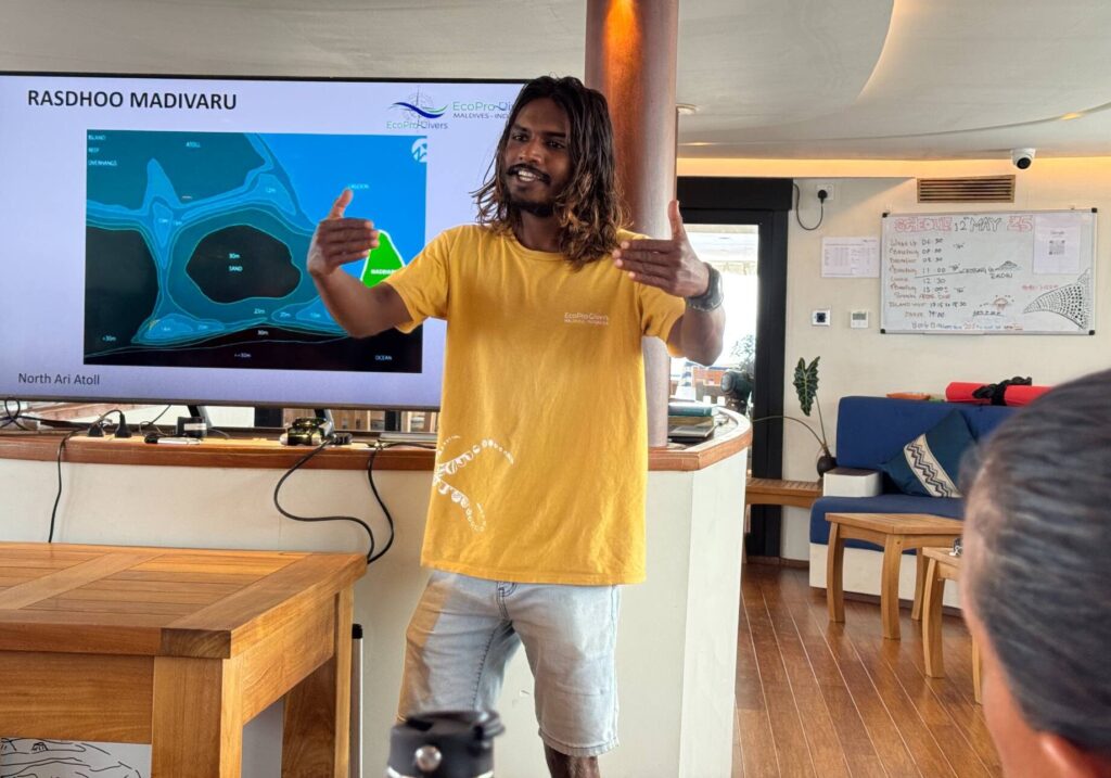 Dive briefing on EcoDive Seascape at Rasdhoo Madivaru (Beverly Payton)