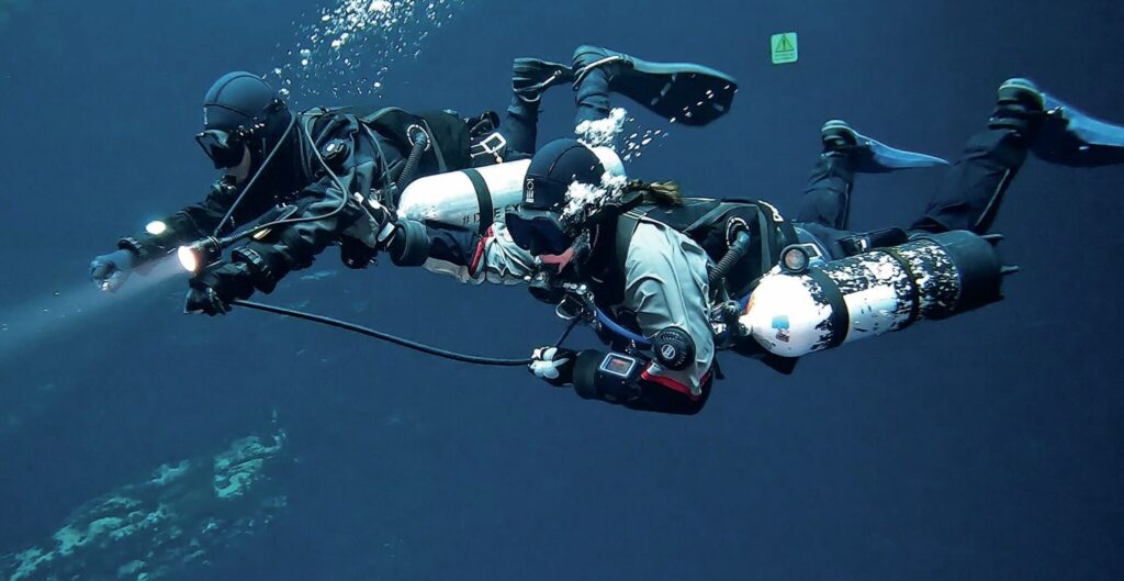 The Art of Sidemount Diving 6 Sidemount Diving in the Clear Water of Kilsby's Sinkhole