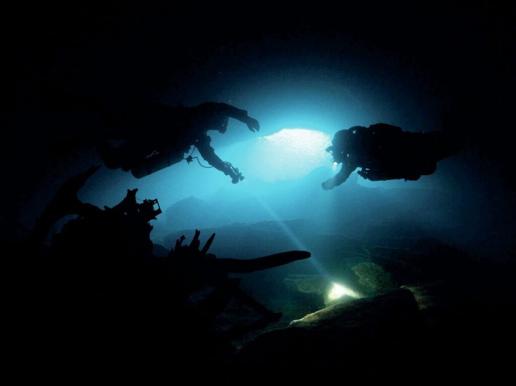 Beyond the Data: The Soggy Wombats’ New Discovery in Pines Cave, Mount Gambier 10 Divers on decompression