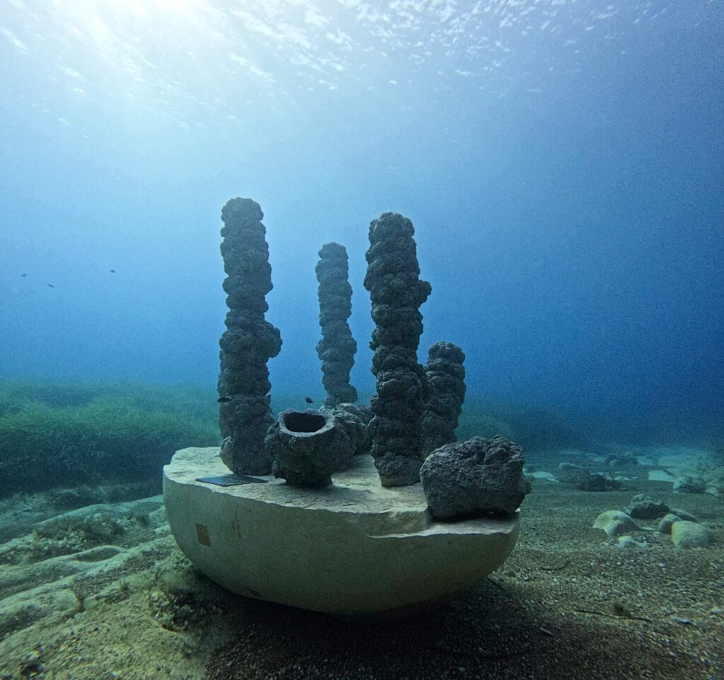 Underwater sculptures emerge in Med and Miami 1 Trajectories by Giacomo Rizzo in Gozo’s Xwejni Bay (ART4SEA)