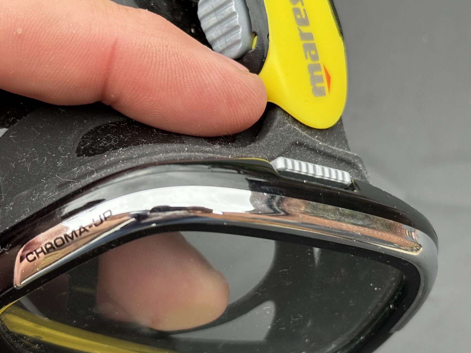 Mares Chroma Up Mask Review: Twin-Lens Comfort and Quick-Change Lens Innovation 2 Mares Chroma Up mask detail showing quick-change prescription lens release system.