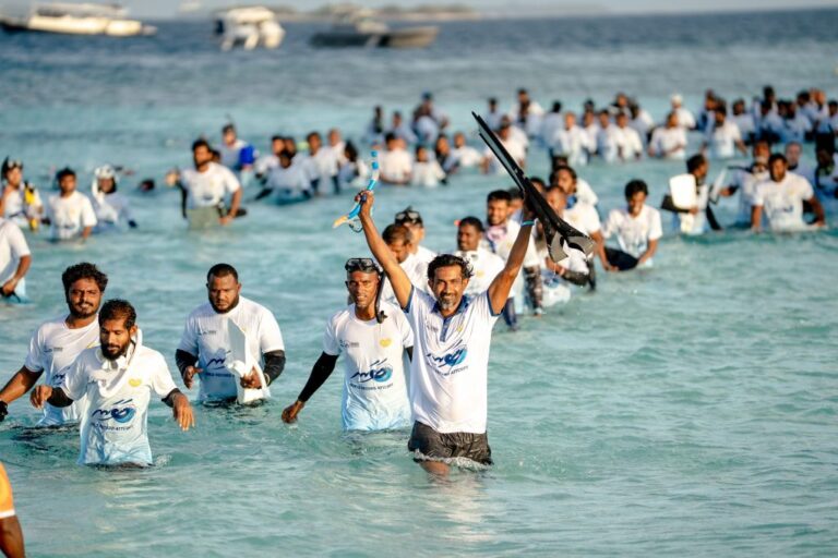 Mass snorkel at Maldives’ Baani Event (VMC)