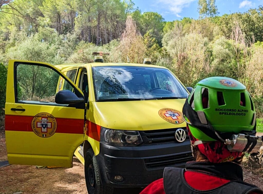 Responders arrive (National Alpine & Speleological Rescue Corps)