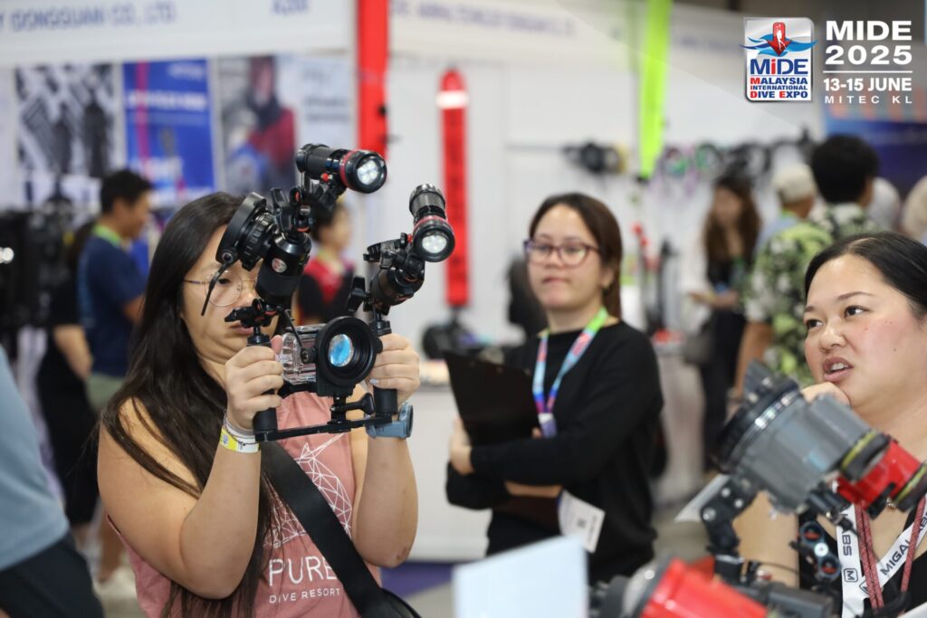 MALAYSIA INTERNATIONAL DIVE EXPO (MIDE) 2026 1 Visitors to the Malaysia Dive Expo trying the latest equipment.