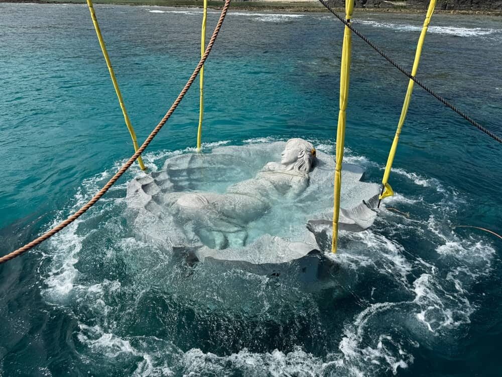 The sinking of the huge sculpture (Jason deCaires Taylor)