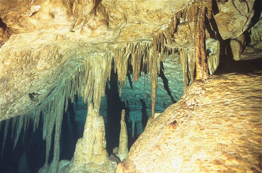 Descent underwater between stalactites, Ali Baba