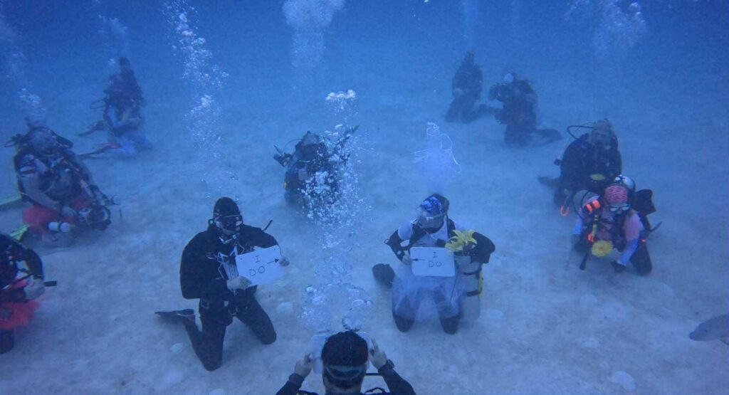 Divers celebrate 25th anniversary by saying 'I do' - again... 1 anniversary