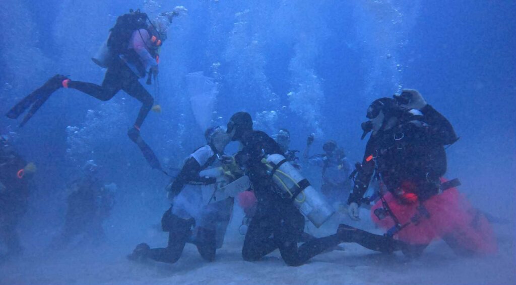 Divers celebrate 25th anniversary by saying 'I do' - again... 2 anniversary