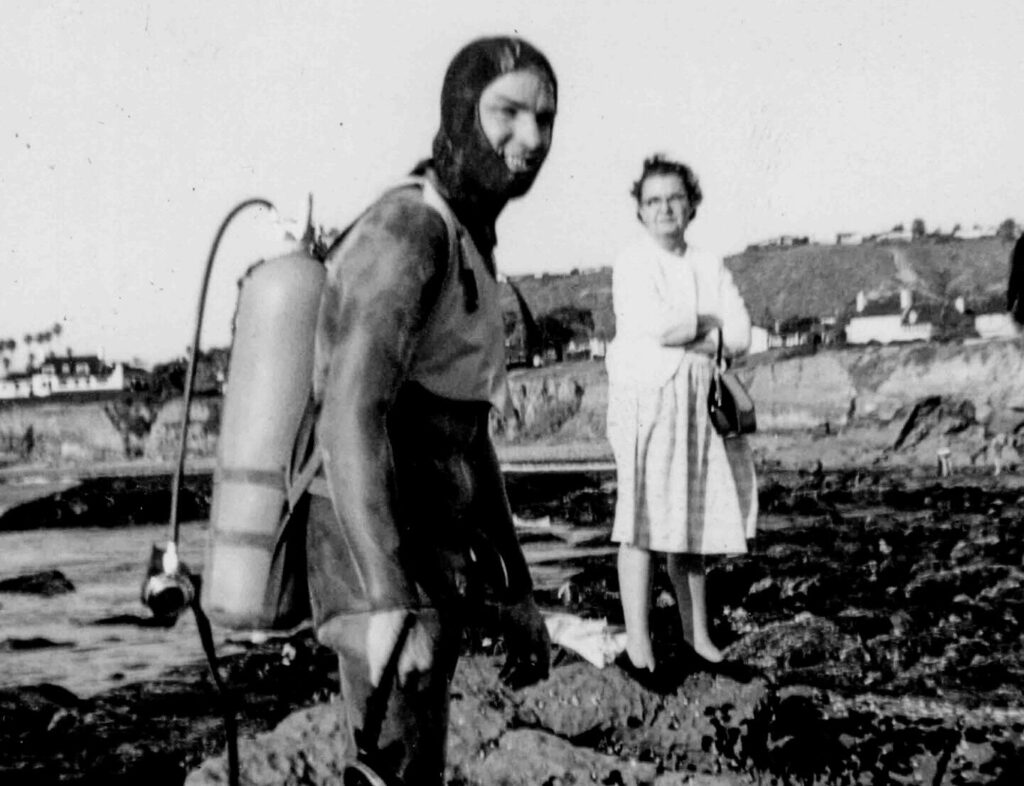 Diver and camera pioneer Elwyn Gates dies 1 Elwyn Gates in his early scuba-diving days (Gates Underwater Systems)