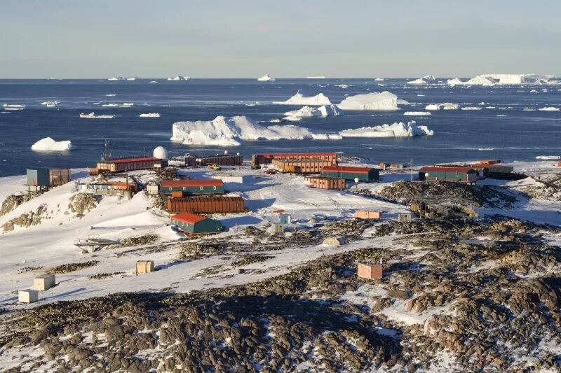 Antarctic diver found: Dumont d'Urville research station in the Antarctic (Samuel Blanc)