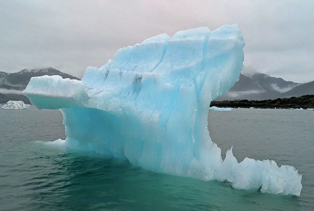 Iceberg Diving in Greenland: Beauty, Danger and Essential Safety Protocols 5 Blue or white icebergs feel like the norm