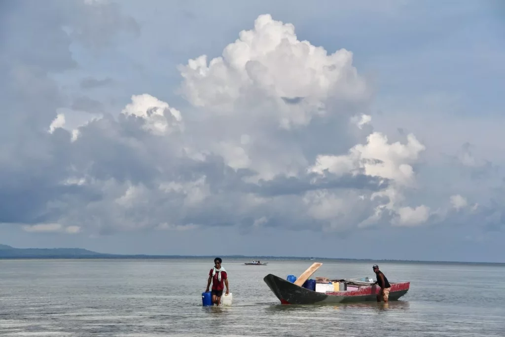 
Fishermen returning to the village of Kampung Purake