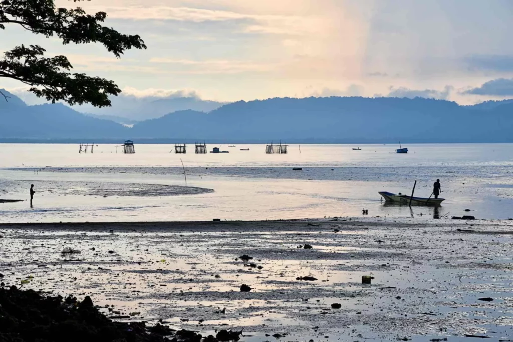 Early morning on the Raha sand flats