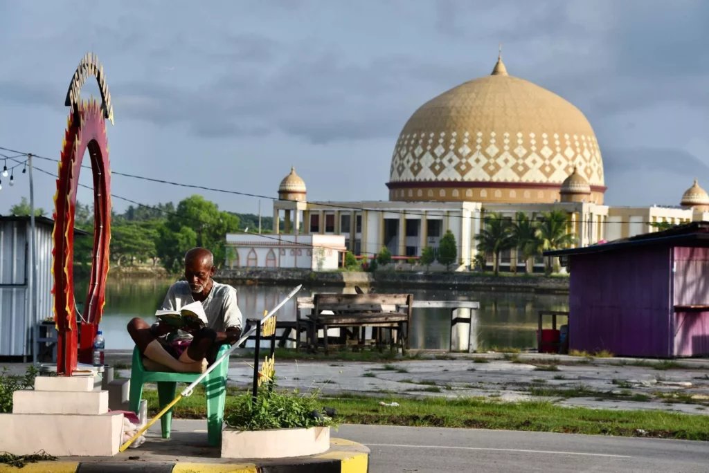 Man reading on the street, Raha