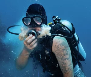 Vomiting underwater while scuba diving