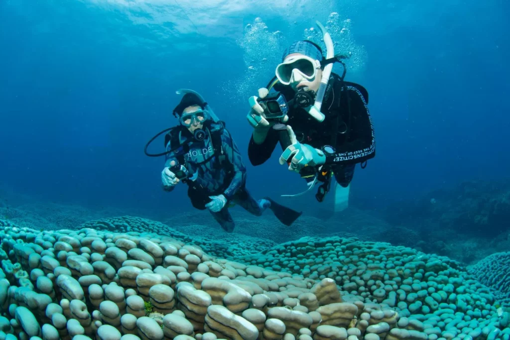 Mother and daughter divers surveying the coral reef (Biopixel / Richard Fitzpatrick)