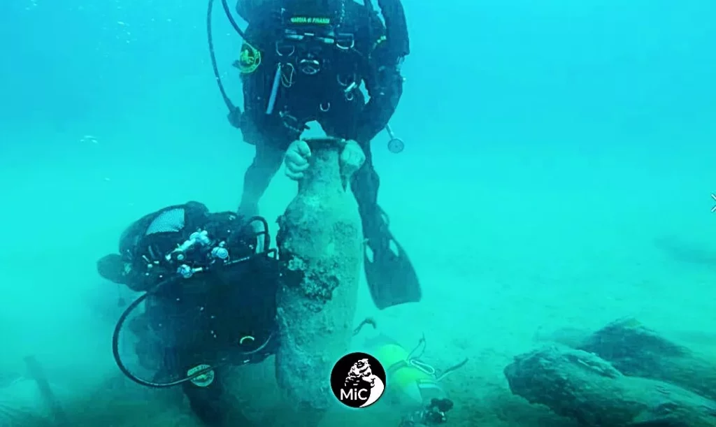 Diver with late Roman amphora (Italian Ministry of Culture / Guardia di Finanza)