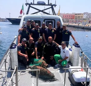 The GdF dive-team with two recovered amphoras (Italian Ministry of Culture / Guardia di Finanza)