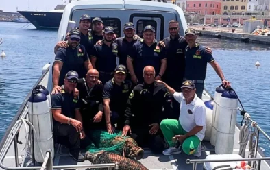 The GdF dive-team with two recovered amphoras (Italian Ministry of Culture / Guardia di Finanza)