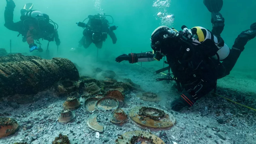 Divers working on the wreck (© Octopus Foundation)